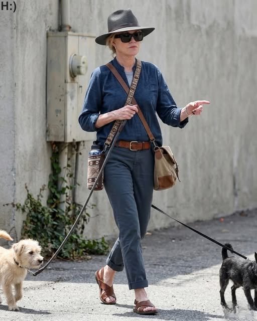 Tiny house, timeless presence: an iconic seventies actress sparks strong reactions after a simple walk with her dogs, exposing society’s uneasy relationship with aging, fame, memory, and the enduring visibility of women in public life.