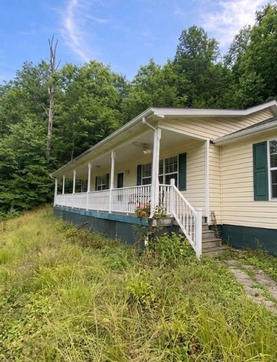 Charming Hurricane Ranch Home on Spacious 0.79 Acre Lot Offers Comfortable Single-Level Living, Open Floor Plan, Three Bedrooms, Two Bathrooms, Investment Potential, and Peaceful West Virginia Scenery With Easy Access to Downtown, Schools, Utilities, and Outdoor Space Perfect for Gardens, Recreation, Family Gatherings, or Future Development Through a Rare Online Auction Opportunity for smart buyers